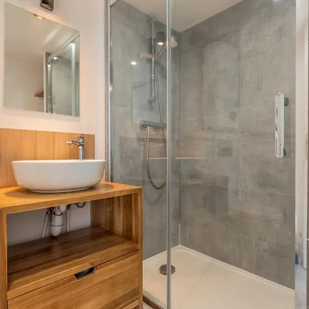 1 Bedroom Near Catholic Apartment *