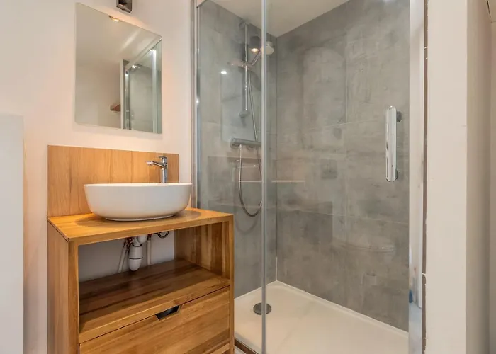 1 Bedroom Near Catholic Daire *